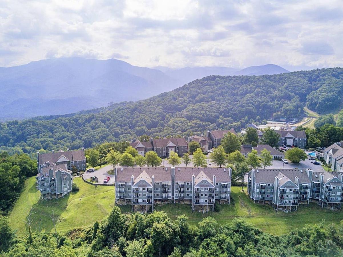 Sky High Views!!-Peak Mountaintop-Outdoor Pool-Close To Downtown-Private Balcony-Wifi-Cable جاتلينبرج المظهر الخارجي الصورة