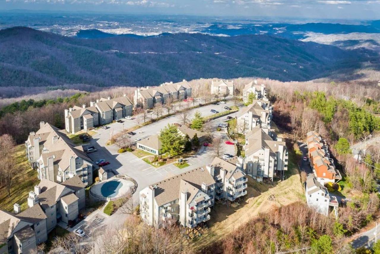 Sky High Views!!-Peak Mountaintop-Outdoor Pool-Close To Downtown-Private Balcony-Wifi-Cable جاتلينبرج المظهر الخارجي الصورة