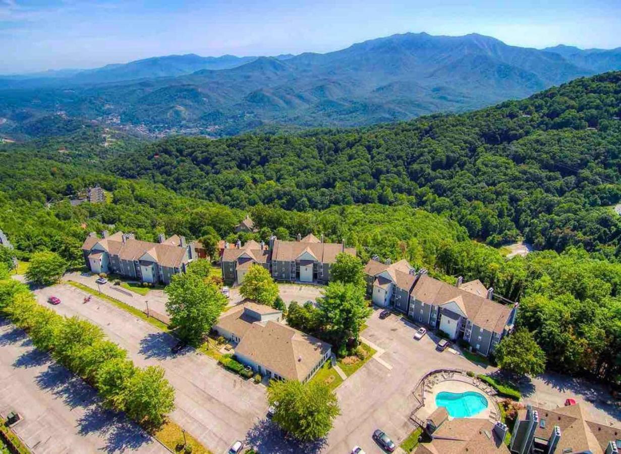 Sky High Views!!-Peak Mountaintop-Outdoor Pool-Close To Downtown-Private Balcony-Wifi-Cable جاتلينبرج المظهر الخارجي الصورة