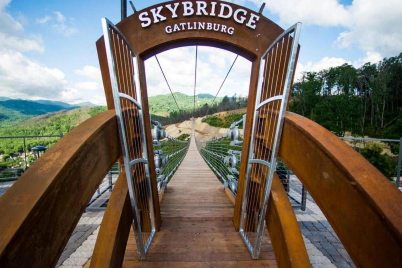 Sky High Views!!-Peak Mountaintop-Outdoor Pool-Close To Downtown-Private Balcony-Wifi-Cable جاتلينبرج المظهر الخارجي الصورة