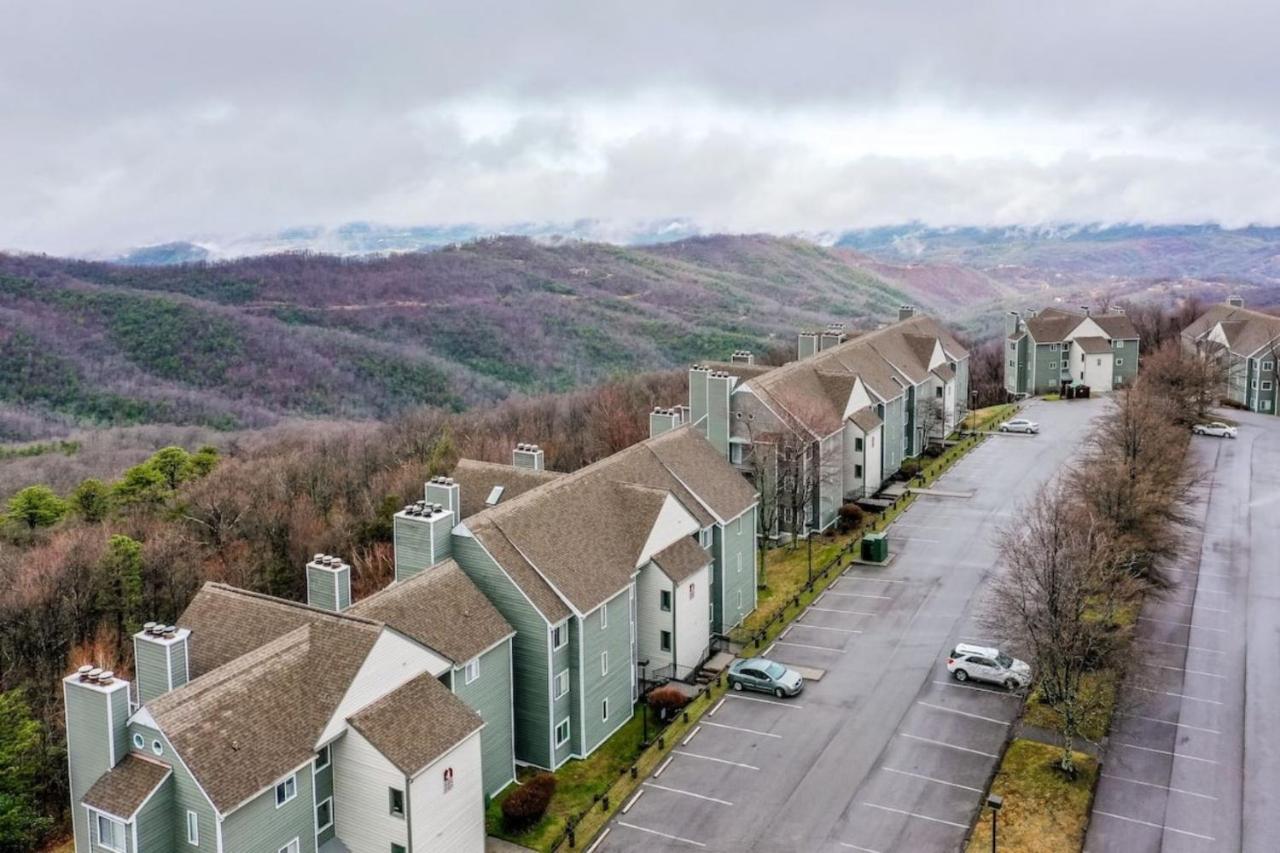 Sky High Views!!-Peak Mountaintop-Outdoor Pool-Close To Downtown-Private Balcony-Wifi-Cable جاتلينبرج المظهر الخارجي الصورة