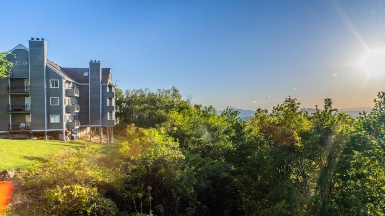 Sky High Views!!-Peak Mountaintop-Outdoor Pool-Close To Downtown-Private Balcony-Wifi-Cable جاتلينبرج المظهر الخارجي الصورة