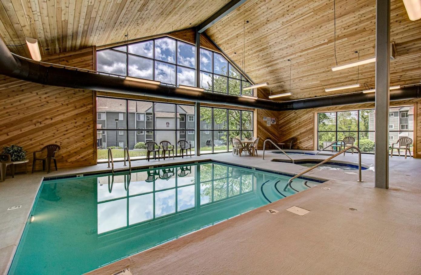 Sky High Views!!-Peak Mountaintop-Outdoor Pool-Close To Downtown-Private Balcony-Wifi-Cable جاتلينبرج المظهر الخارجي الصورة
